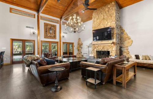 Temple Terrace House | Sleeps 14-Pool-Games-Dog Friendly-Golf Course View