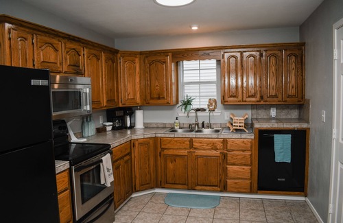 Eastland House | SLEEPS 14- Serene Lakefront Retreat, Best Views on the Lake