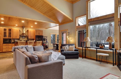 Boyne Falls House | Sleeps 15 | Reserve at Boyne Mtn | Hot Tub | Drive to the Slopes | Fireplace
