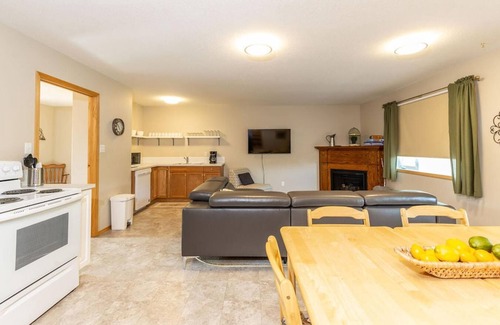 Division No. 3 Villa | Sleeps 16-5 mins from Waterton Entrance-WCV-C