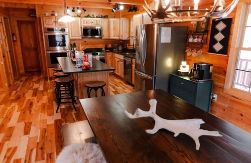 Carbon Hill Cabin | Sleeps 16! Luxury Cabin with Game Room & Hot Tub