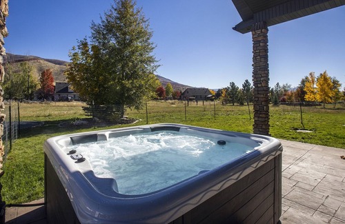 Eden House | Sleeps 16 Perfect for Outdoor Enthusiasts, Located Near Many Amenities