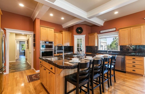 Bend House | Sleeps 18! Highly reviewed, price slashed for September and October 2025!