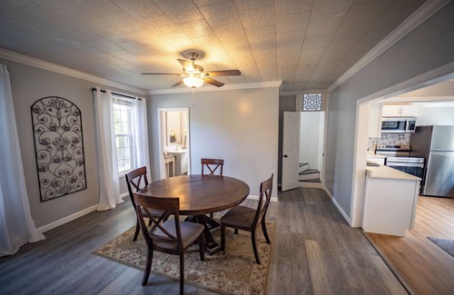 Atchison House | Sleeps 2 - 12 Chesterton House: Clean, Stylish, Family Friendly, and Close to BC