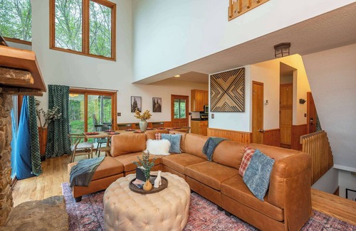 Fairview House | Sleeps 20! Hot Tub~Outdoor Theater~Putt Putt~Games