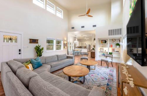 West Oak Hill House | Sleeps 20 Private Pool Backyard Luxurious Home