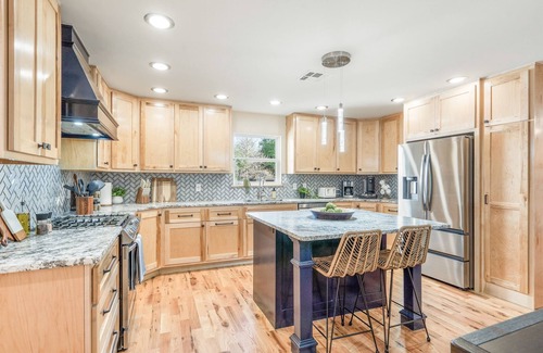 Broken Arrow House | Sleeps 22—Pickleball~Hot Tub~Pool Table~Games