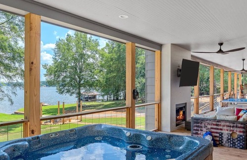 Homer House | Sleeps 24, HGTV Quality, Private Cul-de-sac Lakehouse on Lake Claiborne