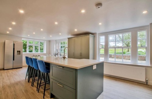 Saffron Walden Villa | Sleeps 26 - Grand Country Residence with Private Pool and spa