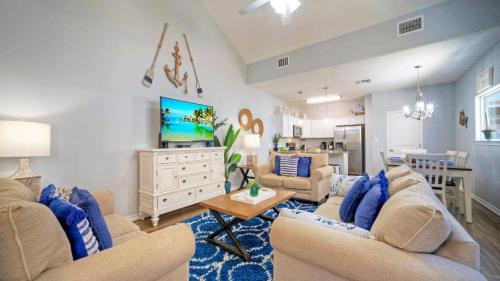 Port Aransas House | Sleeps 29 3 Homes Beachside Resort Pool Walk to the Beach