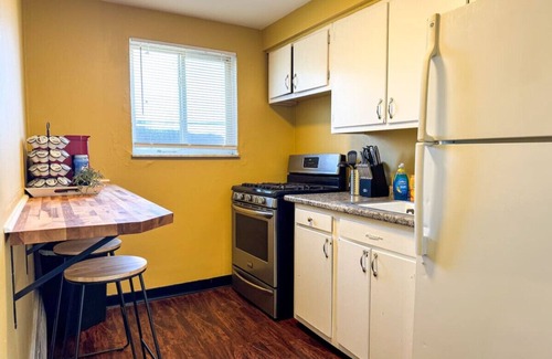 Mount Oliver Apartment | Sleeps 4! Cozy 1 Bedroom w/Comfy Queen Mattress