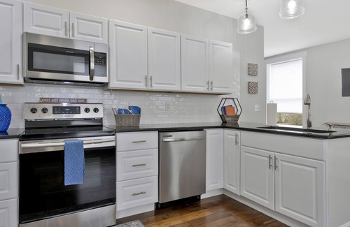 Dickson Apartment | *Sleeps 4* Downtown USA ~ Walkable Dickson Apt
