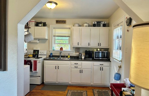 Roanoke House | SLEEPS 4+ HOT TUB.ROANOKE RIVER BIKE TRAILS PET FRIENDLY