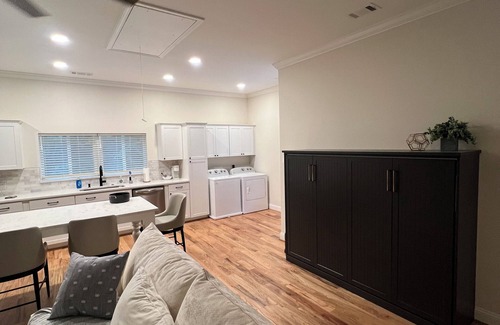 Athens House | Sleeps 4, Private, 1-King BR, Murphy Bed in Living Rm, off Timothy and 10 loop