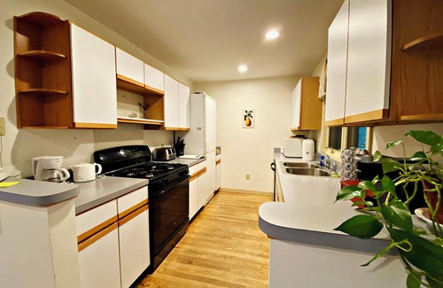 Castleton House | Sleeps 4 w/screen porch and private Hot Tub