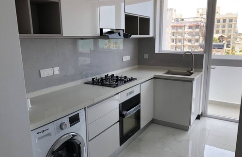 Mount Lavinia Apartment | Sleeps 6, Family friendly , 1 Minute walk to Beach, Bars & Supermarkets 7 mins