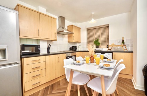 Headingley Apartment | Sleeps 6: Family & Work Stays - FREE Parking & WiFi