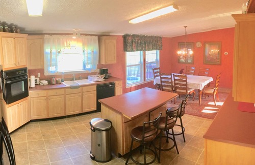 Ernul House | Sleeps 6 in 4 Queen Beds, former farmland, near New Bern, home of Tryon Palace.
