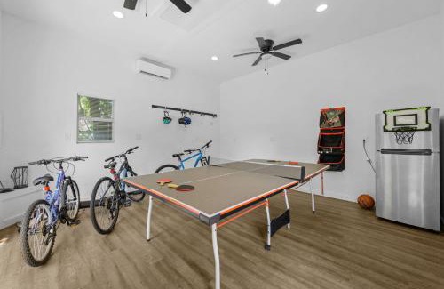 South Sarasota House | Sleeps 6 Private Pool Fire Pit Game House