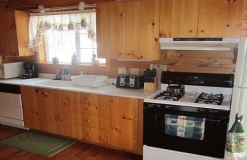 Hartwick Cabin | Sleeps 7-10, Hot tub, High Speed Internet, Team Parties Welcome!