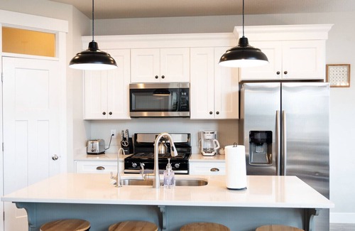 Herriman House | ⭐️Sleeps 7⭐️ Pool and workout room access⭐️