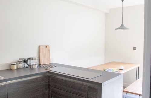 Trumpington House | Sleeps 8, 3 doubles & 2 single beds, free carpark,10 minutes drive to Cambridge