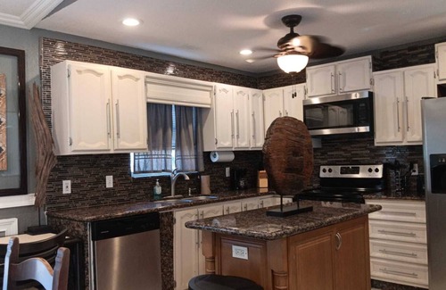 Riviera Beach House | Sleeps 8! Close to beaches and Margaritaville at Sea