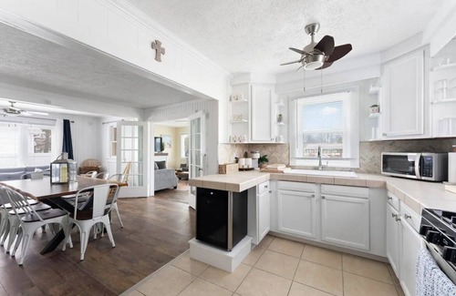 Geneva-on-the-Lake Cottage | Sleeps 8-Cozy 3-Bedroom Cottage, 2 Blocks from the Strip, 10 Minutes from Spire