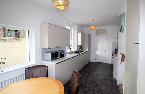 Heaton House | Sleeps 9 - Large Period Property -Beautiful Refurb