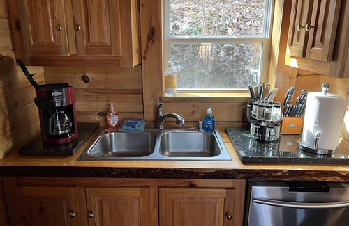Beattyville Cabin | Sleepy Bear: Luxe cabin, private lake, hottub, caves, fast WiFi @ BearTrackLake