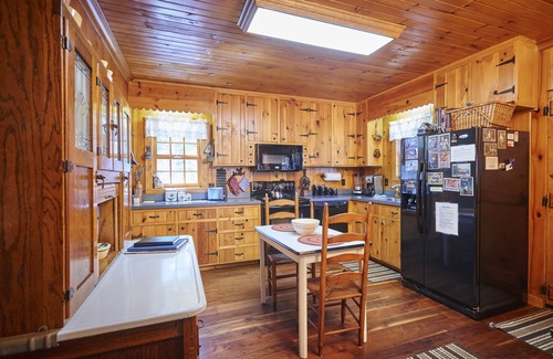 Fleetwood Cabin | Sleepy Creek-Antique Log Cabin/4 Acre/Bold Stream/Near Boone and BR Pkwy/Firepit