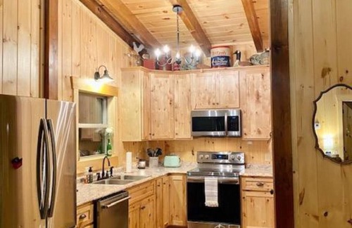 Frenchburg Cabin | Sleepy Hollow 2-bedroom cabin with Hot Tub, WiFi near Red River Gorge