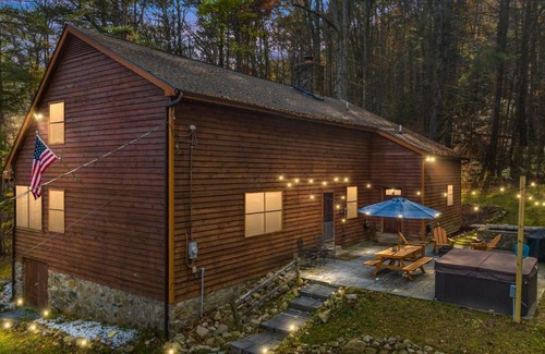 Luray House | Sleepy Hollow 5BR Cabin - National Park 7 Min, Hot Tub, Fire Pit, Sleeps 12