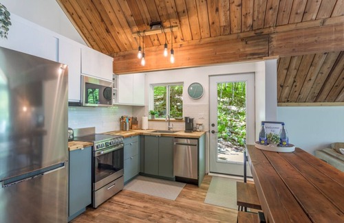 Huntsville Ski Chalet | SLOPESIDE 4 BED,HOT TUB, BEACH, FOUR SEASON, NEAR ALGONQUIN PARK AND ARROWHEAD.