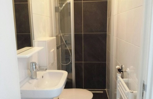 Utrecht Hotel | Small 5 persons family room, 1 km from centre Utrecht