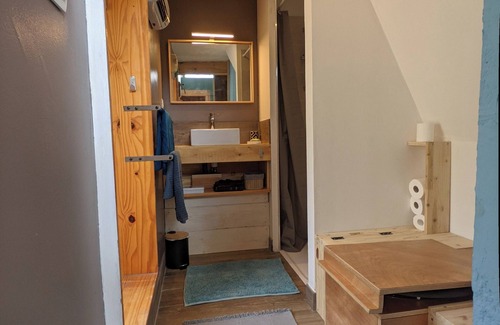 La Combe-de-Lancey Ski Chalet | Small house surrounded by nature and mountains.