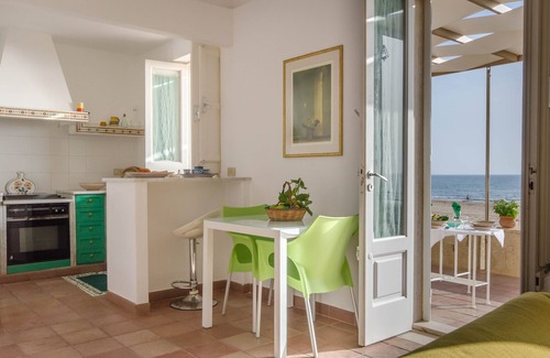 Donnalucata House | Small, modern beach house on the sand, quiet,sea view, WiFi, aircon, max. 7 p.