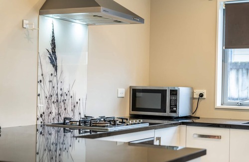 Frankton House | Smart Duplex- Two Separated House Under One Roof