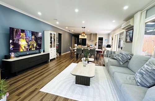 Deer Park House | Smart Home Private Room near Deer Park Train Station