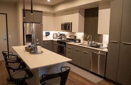 Platinum Triangle Apartment | ★Smart & Luxurious★ ~ Mins to Disney ~ ♛Queen beds