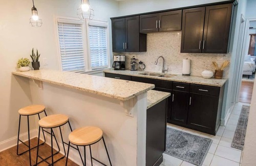 Rockford Apartment | Smart TV | Wifi | Free Parking | 5min to DT | Pets