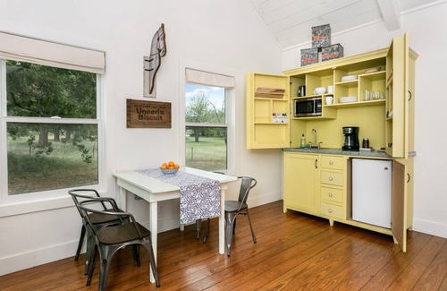 Fredericksburg Cottage | Smith House | 2/1, Kitchenette, Gas Fire pit & Grill, Pets w/fee