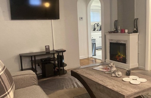 University City House | Smoke Free!The Rock House Bnb, StL. Centrally Located + Park. 8 person Max!