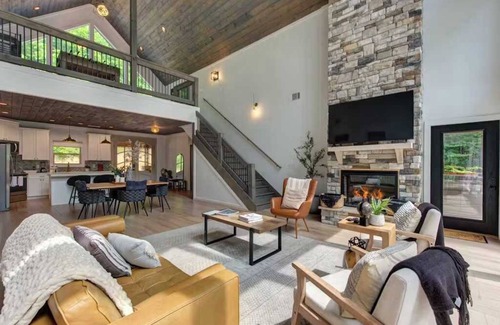 Gatlinburg - Pigeon Forge House | Smoky Mountain Bliss*Dogs Welcome*HotTub*EVCharger