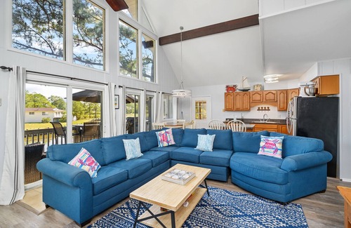 Deep Hole House | Smooth Sailing is a fabulous Direct Canalfront Vacation Home in prestigious Oyst
