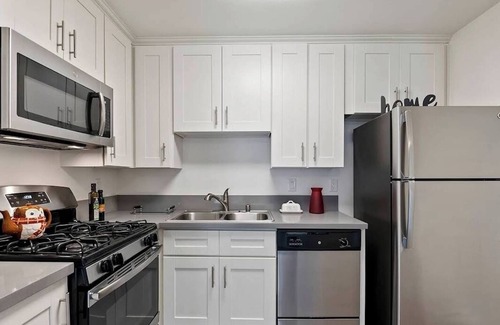 Little Armenia Apartment | Snazzy 1-Bed Apartment with Rooftop Pool & Hollywood Sign View