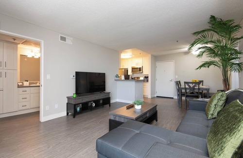 Little Armenia Apartment | Snazzy 2bed Apt w/Rooftop pool & Hollywood Sign Views