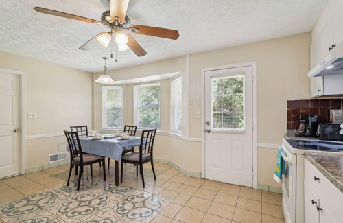 Snellville House | Snellville Getaway ~ 8 Mi to Stone Mountain Park!