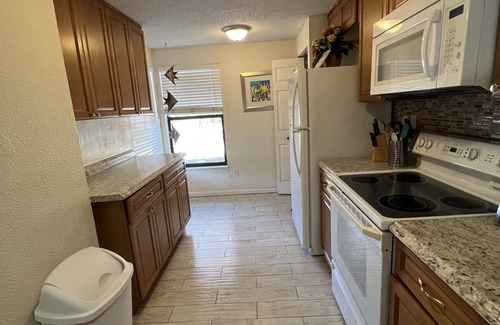 Tarpon Springs House | Snow Birds Welcome! Cozy Home close to Beaches and Sponge Docks.
