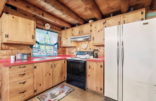 Wardsboro House | Snow Mountain Lodge- 6 miles from Mt Snow. Ski, Indoor Pool, Golf, Hike, Relax!